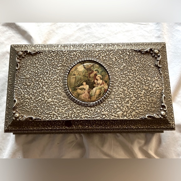 Antique jewelry box featuring art by François Boucher. - Picture 1 of 6